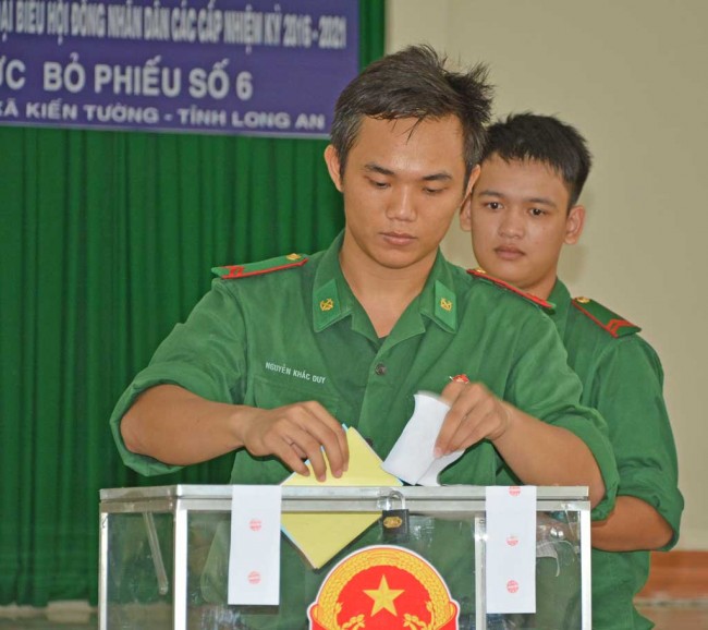 Cử tri lực lượng vũ trang đóng trên địa bàn thị xã Kiến Tường cũng hoàn thành bầu cử lúc 12 giờ ngày 22-5.   Ảnh: Kiên Định – Công Ngân