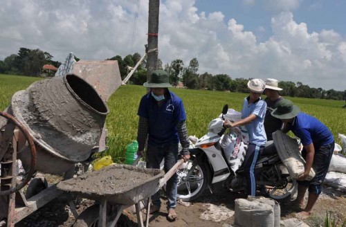 Không quản ngại khó khăn, tập kết vật tư làm đường GTNT tại ấp Bắc Chan 2, xã Tuyên Thạnh, thị xã Kiến Tường