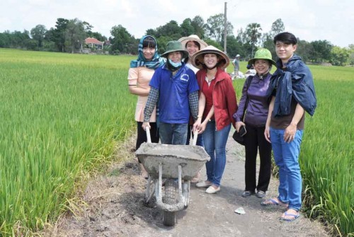 Phó Chánh Văn phòng UBND tỉnh - Nguyễn Thụy Thắm (thứ 2 phải qua) động viên các bạn trẻ