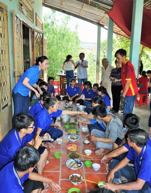 Cơm trưa tại nhà gia đình ông Đỗ Văn Kỉnh, ở ấp Bắc Chan 2, xã Tuyên Thạnh