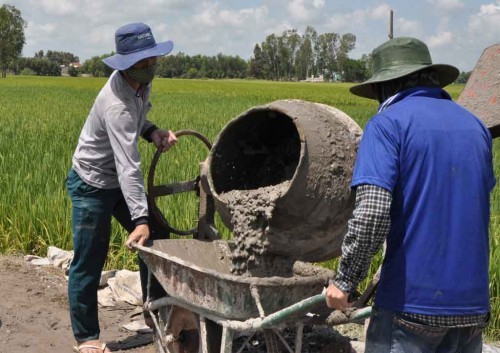 Trộn hồ thật “chuyên nghiệp”