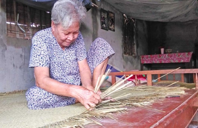 Khoảng 10 ngày bà Nguyễn Thị Đẻ, ấp Cả Nổ, xã Vĩnh Lợi mới đương được 1 chiếc đệm, trừ tri phí thu nhập được 300.000 đồng