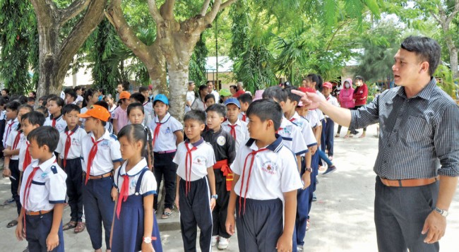 Thầy Nguyễn Văn Cảm - Hiệu trưởng Trường Tiểu học Hưng Điền A, huyện Vĩnh Hưng chú trọng tạo sân chơi lành mạnh, bổ ích cho học sinh vùng biên giới
