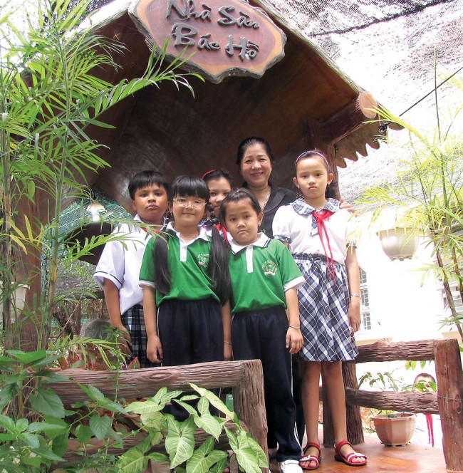 Trường Tiểu học Nguyễn Văn Siêu (huyện Bến Lức) đưa mô hình nhà sàn Bác Hồ vào trường học. Ảnh: GH-QN