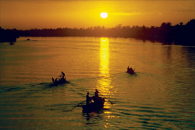 Bình minh trên sông Vàm Cỏ Tây (Ảnh: Tôn Thất Hùng).