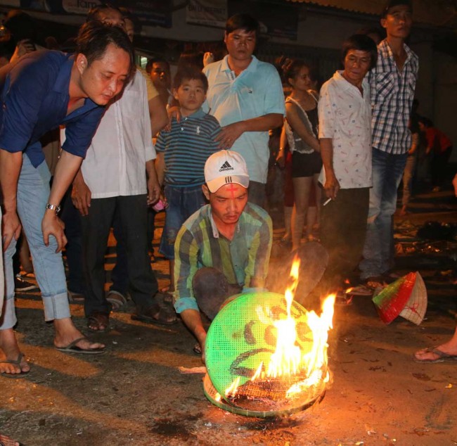 Sau khi Tề Thiên Đại Thánh đánh thắng động, tên động được đốt đi