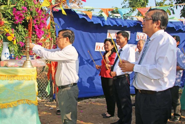 Phó Bí thư Thường trực Tỉnh ủy - Đỗ Hữu Lâm và đại diện lãnh đạo tỉnh thắp hương tại mộ nhà yêu nước Đỗ Tường Tự