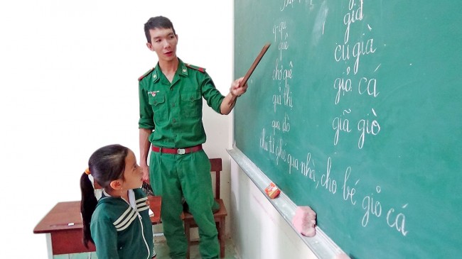 Thầy giáo quân hàm xanh dạy chữ cho trẻ em Việt kiều  tại lớp học tình thương