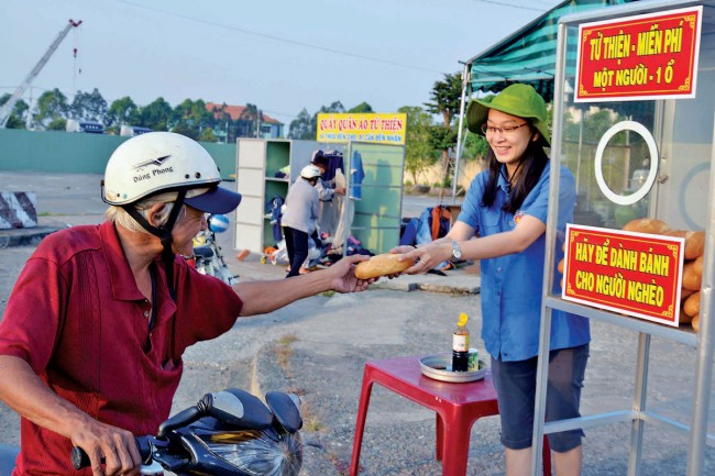 Ấm lòng ổ bánh mì từ thiện