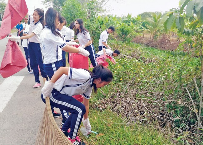 Đoàn viên, thanh niên Đức Hòa dọn  vệ sinh tuyến kênh Ba Sa, thị trấn Hậu Nghĩa
