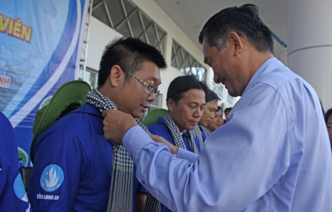 Phó Chủ tịch UBND tỉnh – Phạm Văn Cảnh trao khăn rằn cho Ban Chỉ huy Chiến dịch