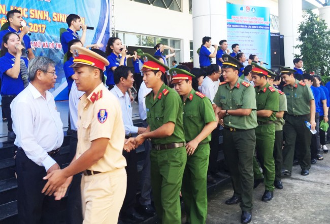 Tuổi trẻ Công an Long An tham gia Chiến dịch Thanh niên, học sinh, sinh viên tình nguyện hè năm 2017