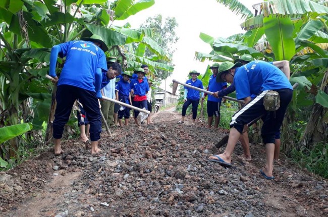 Trải đá đường giao thông nông thôn