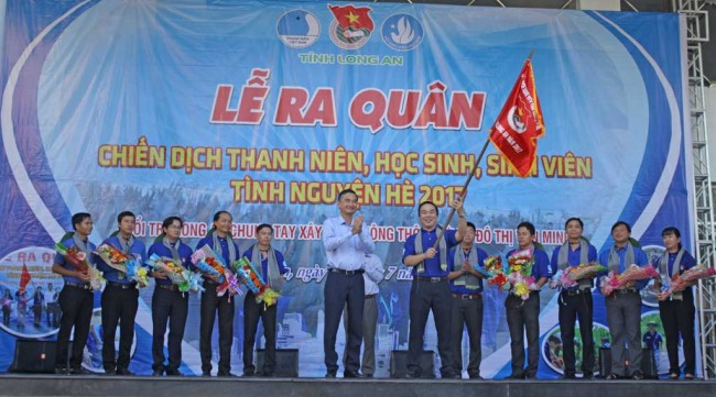 Phó Chủ tịch UBND tỉnh - Phạm Văn Cảnh trao cờ lệnh xuất quân Chiến dịch tình nguyện hè 2017