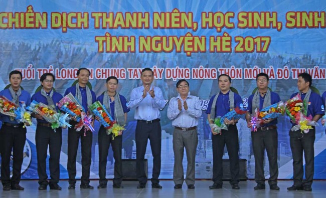 Lãnh đạo tỉnh tặng hoa chúc mừng Ban Chỉ huy Chiến dịch