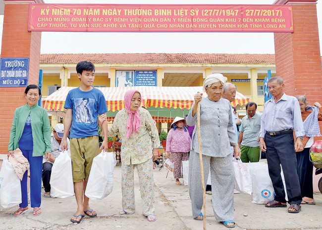 Chăm lo gia đình chính sách là thực hiện đạo lý “Uống nước nhớ nguồn. Ảnh: Hữu Tuấn