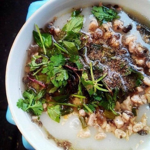 Hot Plain rice flan: Plain rice flan  is considered one of the most rustic and simple cakes in Hanoi cuisine. "Bánh đúc lạc” is the most popular in the north with a jelly shape and mild flavor.
