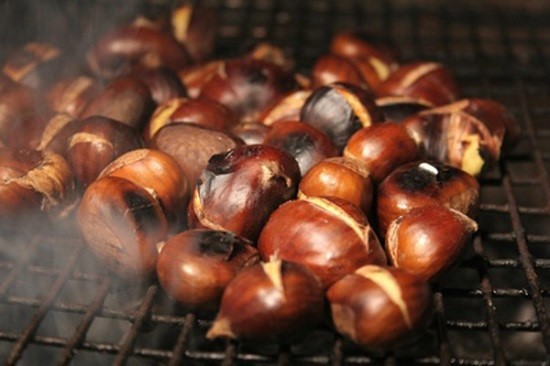 Hot chestnuts: During cold times in Hanoi, hot chestnuts were more than a snack. They drew people together and helped to ease the dreariness of winter. Even today, when living conditions are much improved, Hanoians recall long-ago scenes of roasting chestnuts with fond nostalgia.