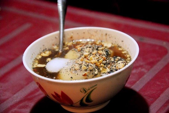 Floating Cakes: When Hanoi becomes cold, “Floating Cakes” is sold at the beginning. This is a kind of snack that many people Hanoi love. With molasses broth from yellow, aromatic spicy fresh ginger, topped with peanut, Floating Cakes treats your taste buds well.