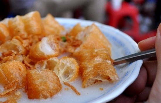 Pork rib porridge: Waking up in the early morning and going out in Hanoi, you suddenly remember that it is a long time you do not enjoy Pork rib porridge, and you feel hungry. Then, you decide to go for pork rib porridge.