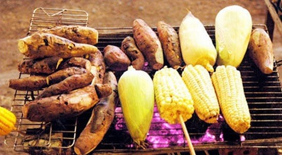 Corn and sweet potato: Hanoi in cold days, the good smelling of grilled corn and sweet potato in a corner of night street with yellow light makes many people feel fluttered…