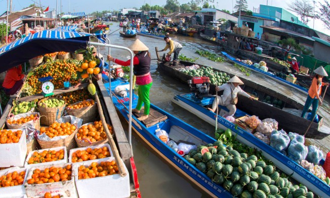 Nga Nam floating market in Soc Trang Province