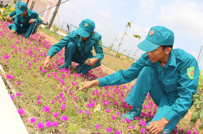 Xây dựng và quản lý doanh trại chính quy, xanh, sạch, đẹp là một trong những nhiệm vụ quan trọng được các “sao vuông” Chốt dân quân thường trực Bình Tân quan tâm, thực hiện. Qua đó, góp phần xây dựng doanh trại vững mạnh toàn diện, nâng cao sức mạnh chiến đấu của lực lượng vũ trang.