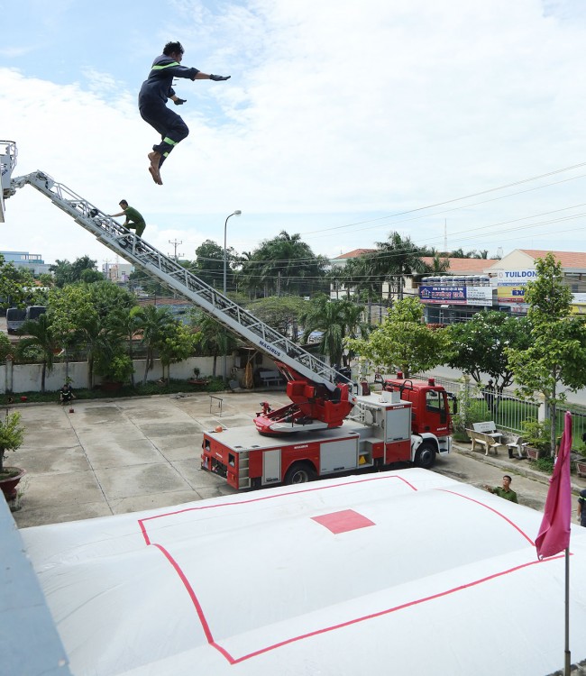 Sử dụng phao cứu nạn trong chữa cháy