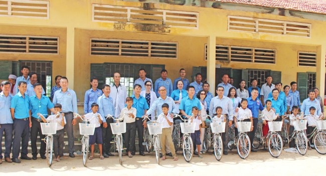 Tặng 10 xe đạp cho học sinh nghèo huyện KampongRo