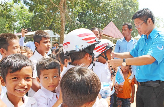 Chủ tịch Hội Liên hiệp Thanh niên Việt Nam tỉnh - Võ Trần Tuấn Thanh tặng nón bảo hiểm cho hộ nghèo