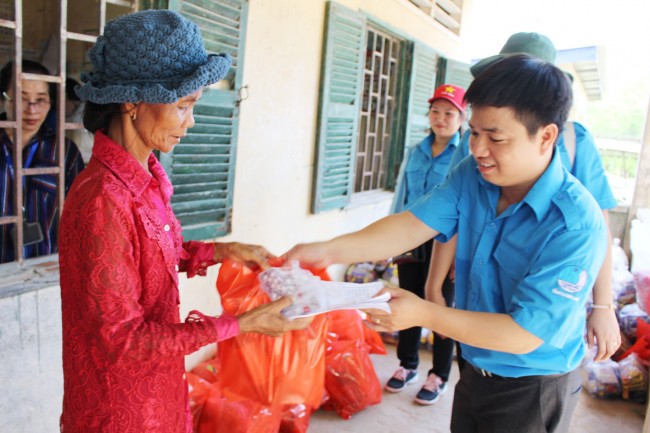 Đoàn viên, thanh niên tặng quà cho hộ nghèo tỉnh Svay Rieng