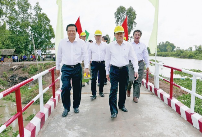 Nguyên Chủ tịch nước - Trương Tấn Sang dự khánh thành cầu tại vùng biên giới Vĩnh Hưng