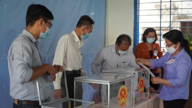 Kiểm tra và niêm phong thùng phiếu dưới sự giám sát của đại diện cử tri