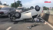 4 người thoát nạn trong chiếc ô tô lật ngang Quốc lộ 1
