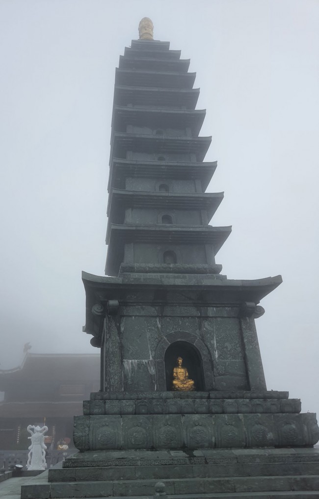 Ngôi chùa nguy nga trên đỉnh Fansipan, quanh năm được mây, núi bao bọc