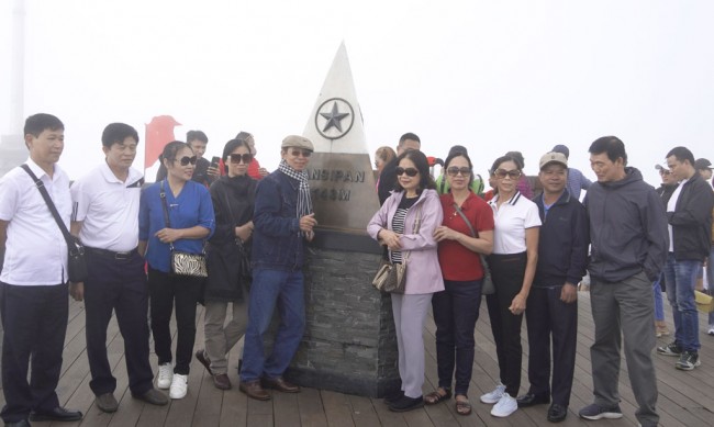 Nhiều du khách háo hức chụp ảnh trên đỉnh Fansipan