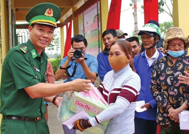 Theo Trung tá Nguyễn Văn Hội - Đồn trưởng Đồn Biên phòng Sông Trăng, cứ dịp tết đến, xuân về, đơn vị đều tổ chức các chương trình hướng về biên giới như thăm hỏi, tặng quà, chúc tết chính quyền, lực lượng và người dân, đặc biệt là người dân nghèo trên tuyến biên giới, với mong muốn không để ai không có tết