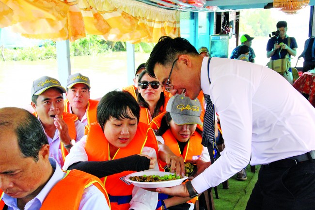 Trong chuyến hành trình trên đường sông, du khách được phục vụ những món ăn dân dã, đậm chất địa phương