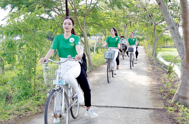 Các thí sinh cuộc thi Hoa khôi sông Vàm tham gia chuyến đạp xe tại huyện Tân Trụ trên hành trình tour đường sông