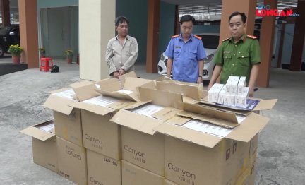 Công an thị xã Kiến Tường bắt giữ xe tải vận chuyển 13.500 gói thuốc lá ngoại nhập lậu