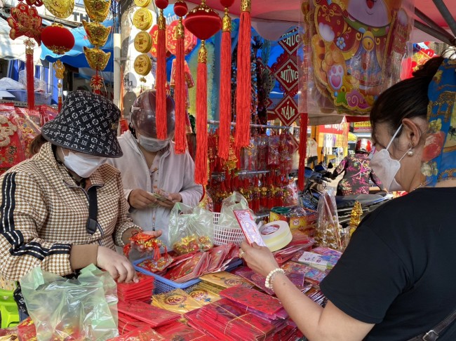 Người dân mua sắm các mặt hàng trang trí tết