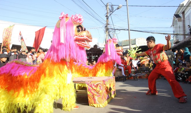 Các hoạt động trong Lễ hội Làm Chay mở đầu bằng chương trình múa lân vào chiều ngày 14 tháng Giêng