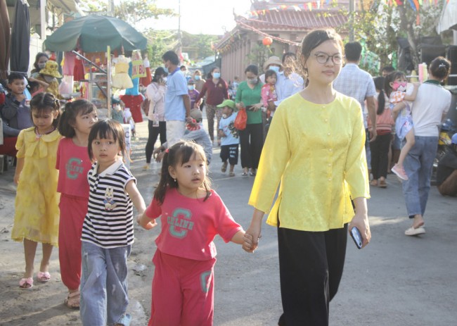 Người tham gia lễ hội đông đúc dần tại khu vực tổ chức các hoạt động Lễ hội Làm Chay