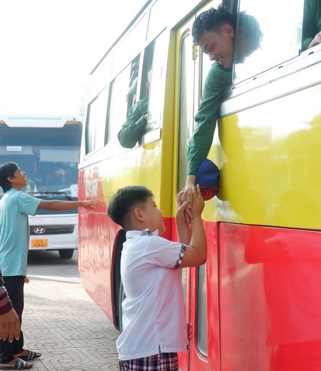 Tân binh huyện Tân Trụ tạm biệt người thân lên đường thực hiện nghĩa vụ quân sự