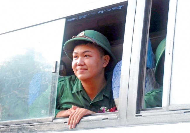 Tân binh hướng mắt về người thân trước khi xe lăn bánh