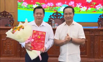 Trao quyết định phê chuẩn ông Huỳnh Văn Sơn giữ chức Phó Chủ tịch UBND tỉnh Long An