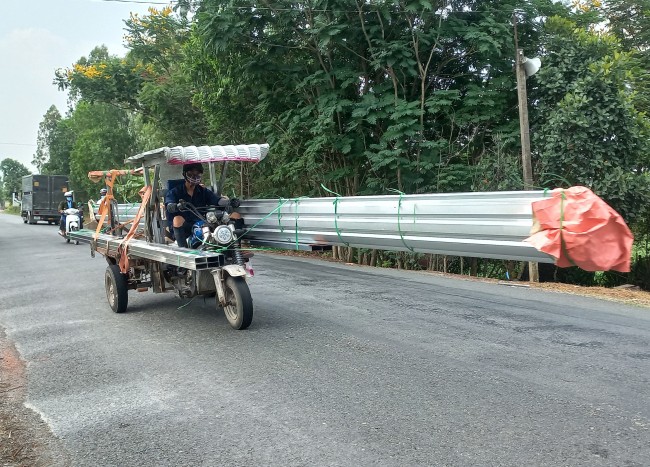 Xe ba gác máy chở vật liệu xây dựng mất an toàn giao thông trên Quốc lộ 62 (Ảnh chụp đoạn thuộc địa bàn xã Tân Lập, huyện Mộc Hóa)