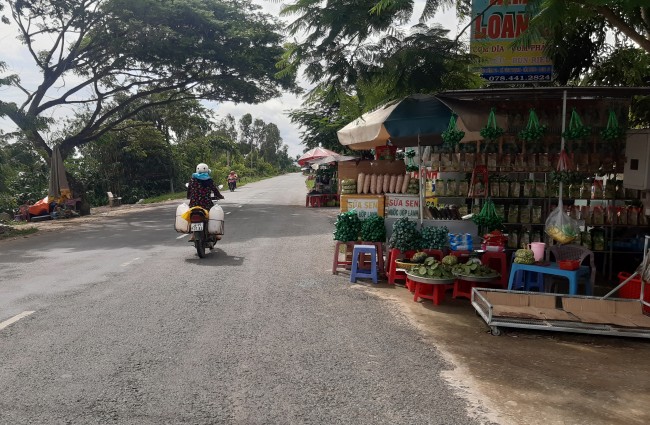 Người dân xã Vĩnh Thạnh, huyện Tân Hưng lấn chiếm hành lang  an toàn giao thông Đường tỉnh 819 để kinh doanh, gây mất an toàn giao thông