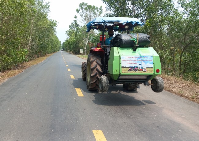 Xe máy cày cuộn rơm lưu thông trên Đường tỉnh 831 (Ảnh chụp đoạn thuộc địa bàn xã Vĩnh Trị, huyện Vĩnh Hưng)