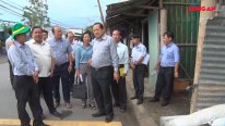 Phó Chủ tịch UBND tỉnh - Nguyễn Minh Lâm khảo sát tình trạng sạt lở bờ sông Cần Giuộc